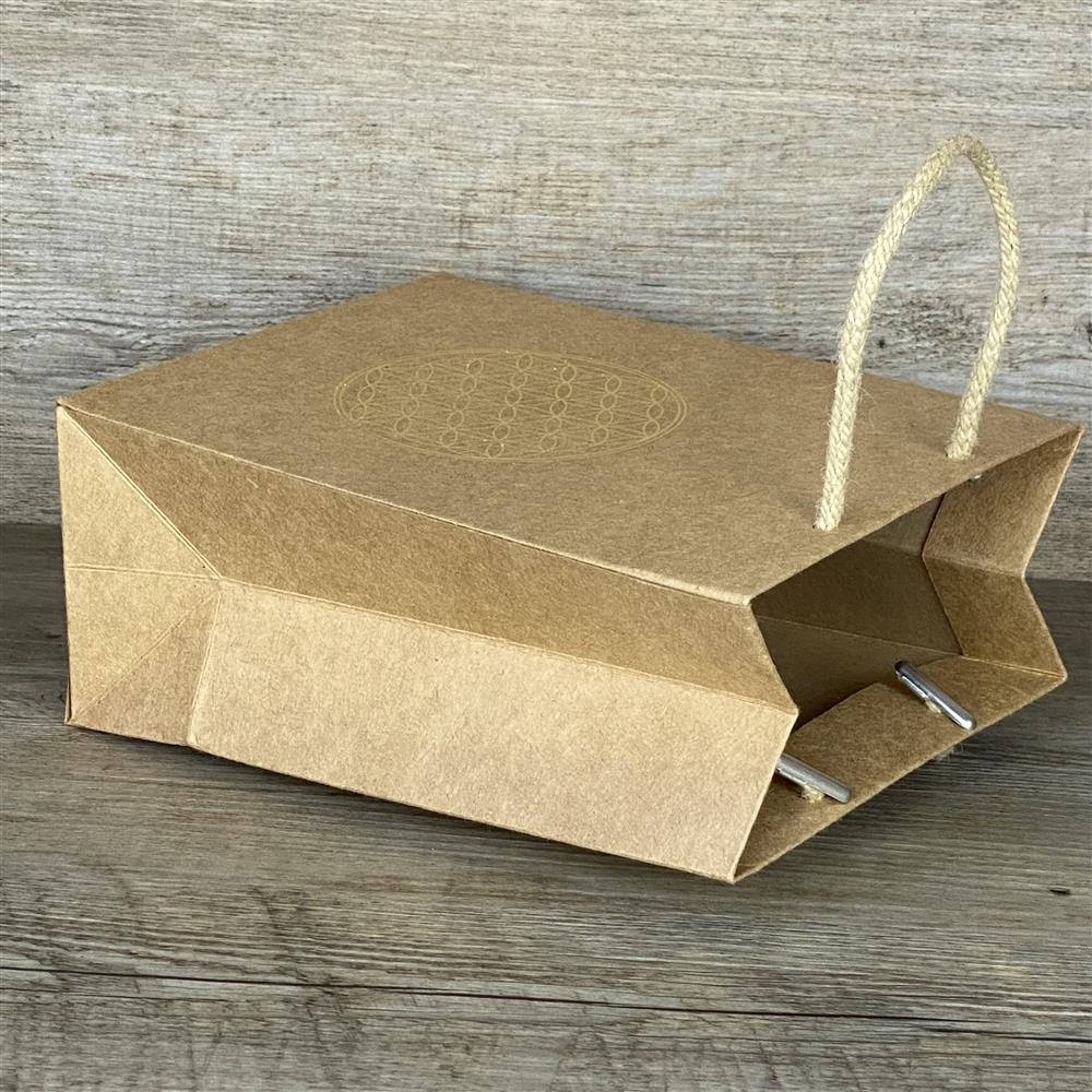 Dieses 5er-Set Geschenktüten besteht aus hochwertigem Kraftpapier (225 g/m²) und verfügt über praktische Kordelgriffe. Maße: 19 x 15 x 8 cm. Goldene Folienprägung der Lebensblume sorgt für eine elegante und edle Optik.