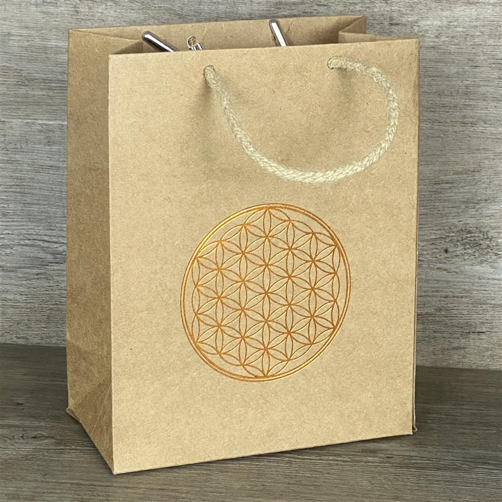 5er-Set hochwertige Geschenktüten aus stabilem Kraftpapier (225 g/m²) mit Kordelgriffen. Maße: 19 x 15 x 8 cm. Jede Tüte ist mit einer kupferfarbenen Folienprägung der Lebensblume veredelt – ideal für stilvolles Verpacken von Präsenten, Mitbringseln oder Giveaways.