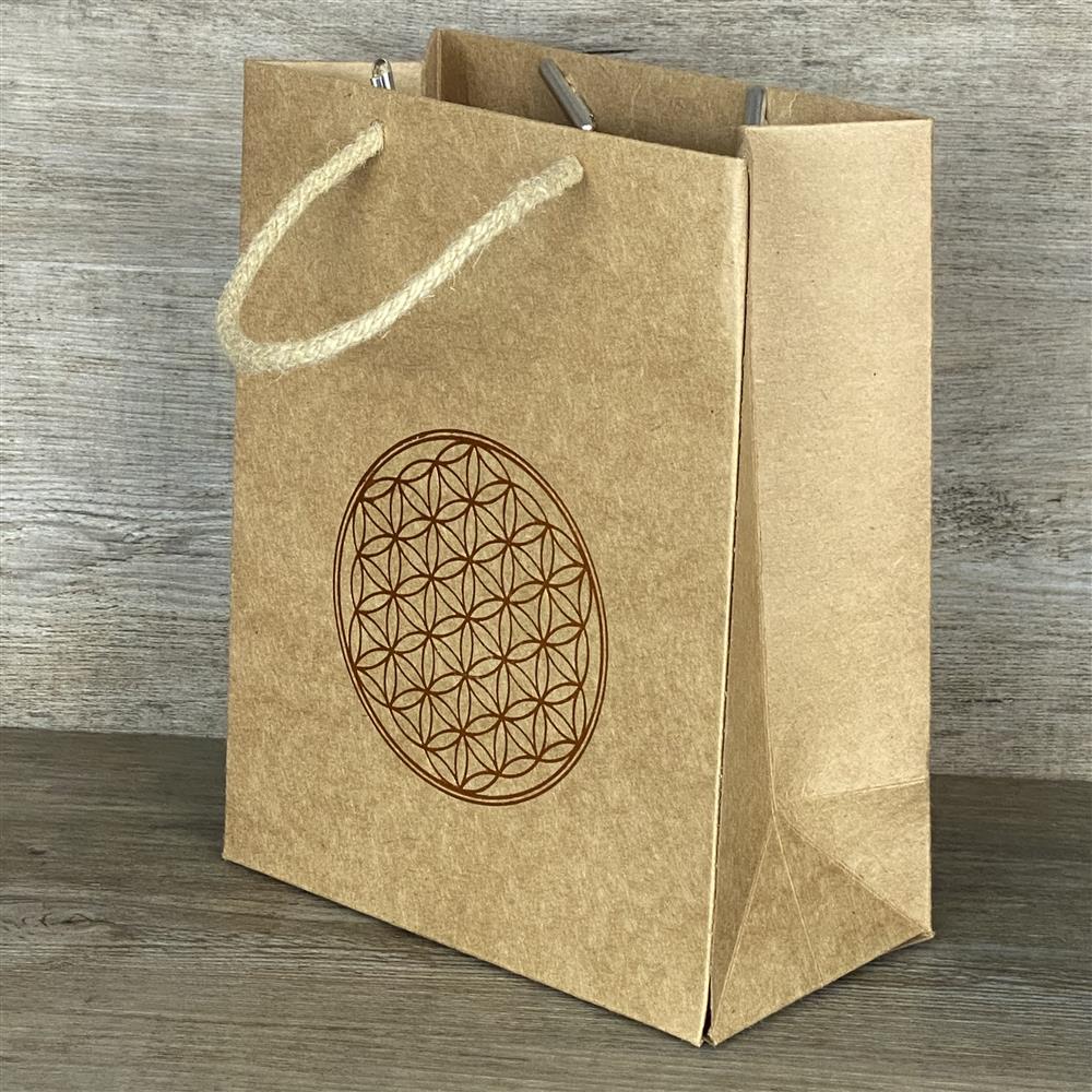 5er-Set hochwertige Geschenktüten aus stabilem Kraftpapier (225 g/m²) mit Kordelgriffen. Maße: 19 x 15 x 8 cm. Jede Tüte ist mit einer kupferfarbenen Folienprägung der Lebensblume veredelt – ideal für stilvolles Verpacken von Präsenten, Mitbringseln oder Giveaways.