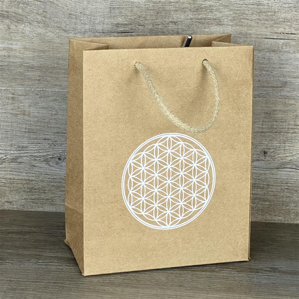 5er-Set Geschenktüten aus stabilem Kraftpapier (225 g/m²) mit Kordelgriffen. Größe: 19 x 15 x 8 cm. Jede Tüte ist mit einer weißen Folienprägung der Lebensblume verziert – ideal zum stilvollen Verpacken von Geschenken, Mitbringseln oder Giveaways.