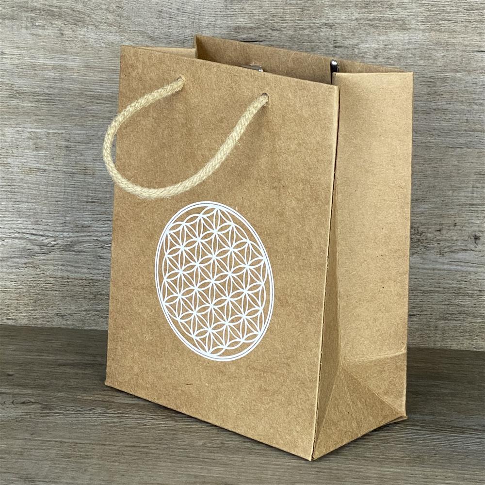 5er-Set Geschenktüten aus stabilem Kraftpapier (225 g/m²) mit Kordelgriffen. Größe: 19 x 15 x 8 cm. Jede Tüte ist mit einer weißen Folienprägung der Lebensblume verziert – ideal zum stilvollen Verpacken von Geschenken, Mitbringseln oder Giveaways.