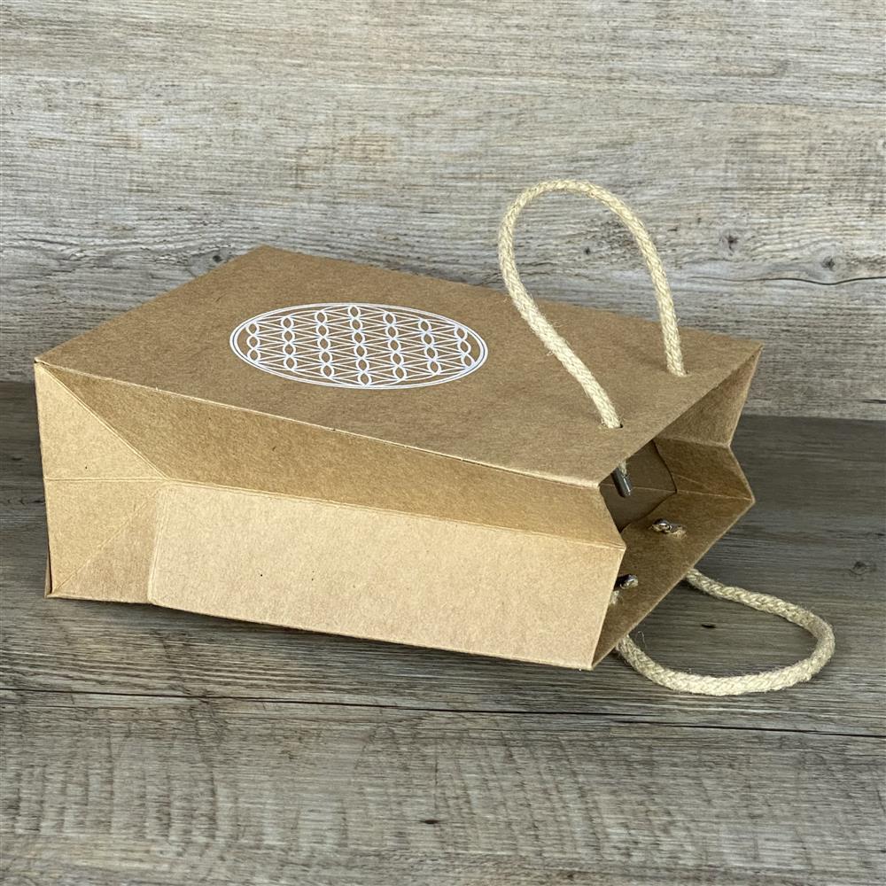 5er-Pack Kraftpapier-Geschenktüten mit Kordel, 225 g/m², Maße 19 x 15 x 8 cm. Elegante weiße Lebensblume-Folienprägung. Perfekt als Geschenkverpackung für Geburtstage, Hochzeiten, Taufen, Weihnachten oder andere besondere Anlässe.