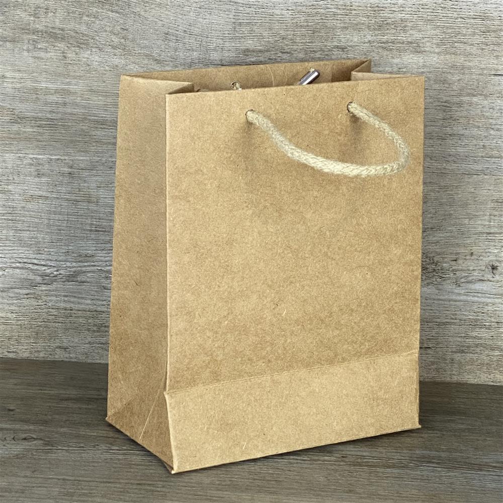 Set aus 5 stabilen Kraftpapier-Taschen mit Kordel (225 g/m²), Größe 19 x 15 x 8 cm. Jede Tüte ist mit einer stilvollen weißen Lebensblume-Folienprägung versehen. Ideal für kleine Geschenke, Partytüten, Gastgeschenke oder kreative Geschenkideen.