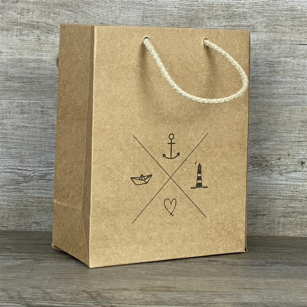 5er-Set Geschenktüten aus stabilem Kraftpapier (225 g/m²) mit Kordelgriffen. Größe: 19 x 15 x 8 cm. Jede Tüte ist mit einem Navigationskreuz bedruckt – ideal zum stilvollen Verpacken von Geschenken, Mitbringseln oder Giveaways.