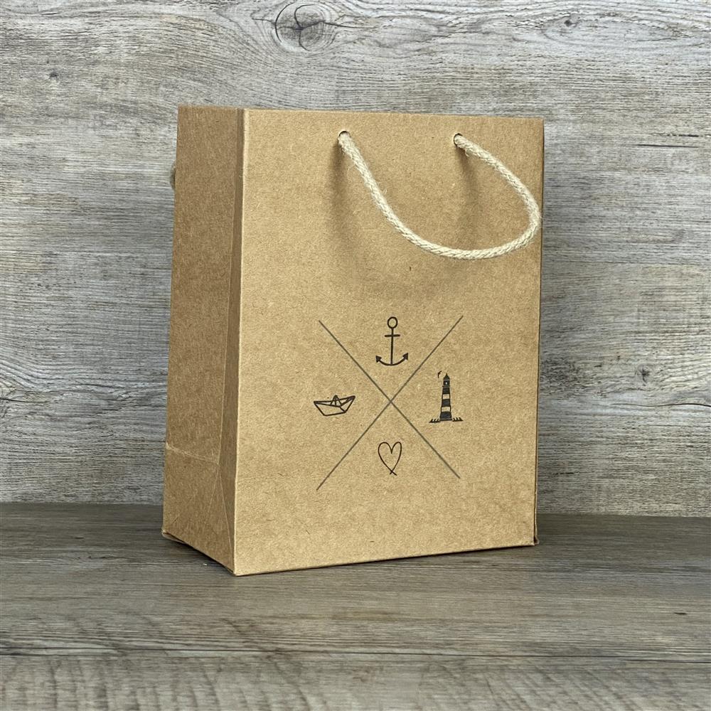 5er-Set Geschenktüten aus stabilem Kraftpapier (225 g/m²) mit Kordelgriffen. Größe: 19 x 15 x 8 cm. Jede Tüte ist mit einem Navigationskreuz bedruckt – ideal zum stilvollen Verpacken von Geschenken, Mitbringseln oder Giveaways.