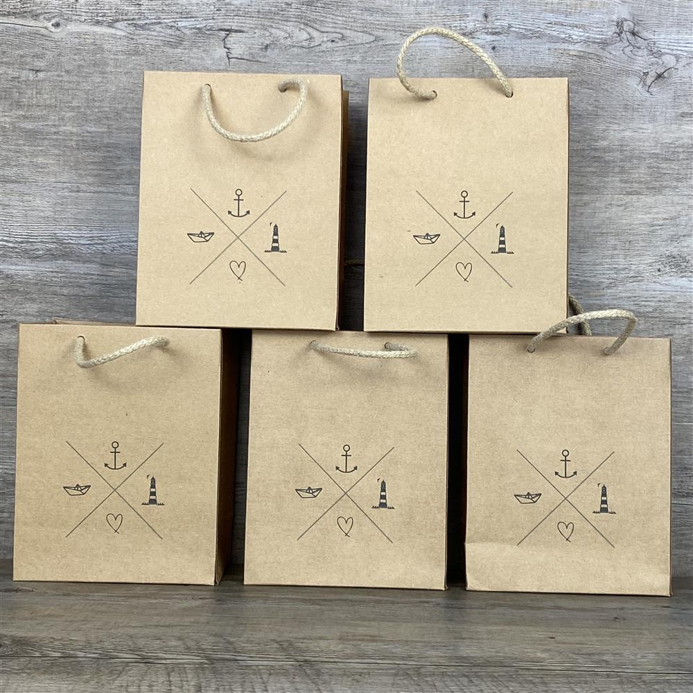 Set aus 5 stabilen Kraftpapier-Taschen mit Kordel (225 g/m²), Größe 19 x 15 x 8 cm. Jede Tüte ist mit einem stilvollen Navigationskreuz bedruckt. Ideal für kleine Geschenke, Partytüten, Gastgeschenke oder kreative Geschenkideen.