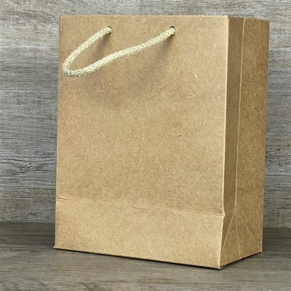 5er-Set Geschenktüten aus stabilem Kraftpapier (225 g/m²) mit Kordelgriffen. Größe: 19 x 15 x 8 cm. Ideal zum stilvollen Verpacken von Geschenken, Mitbringseln oder kleinen Aufmerksamkeiten.