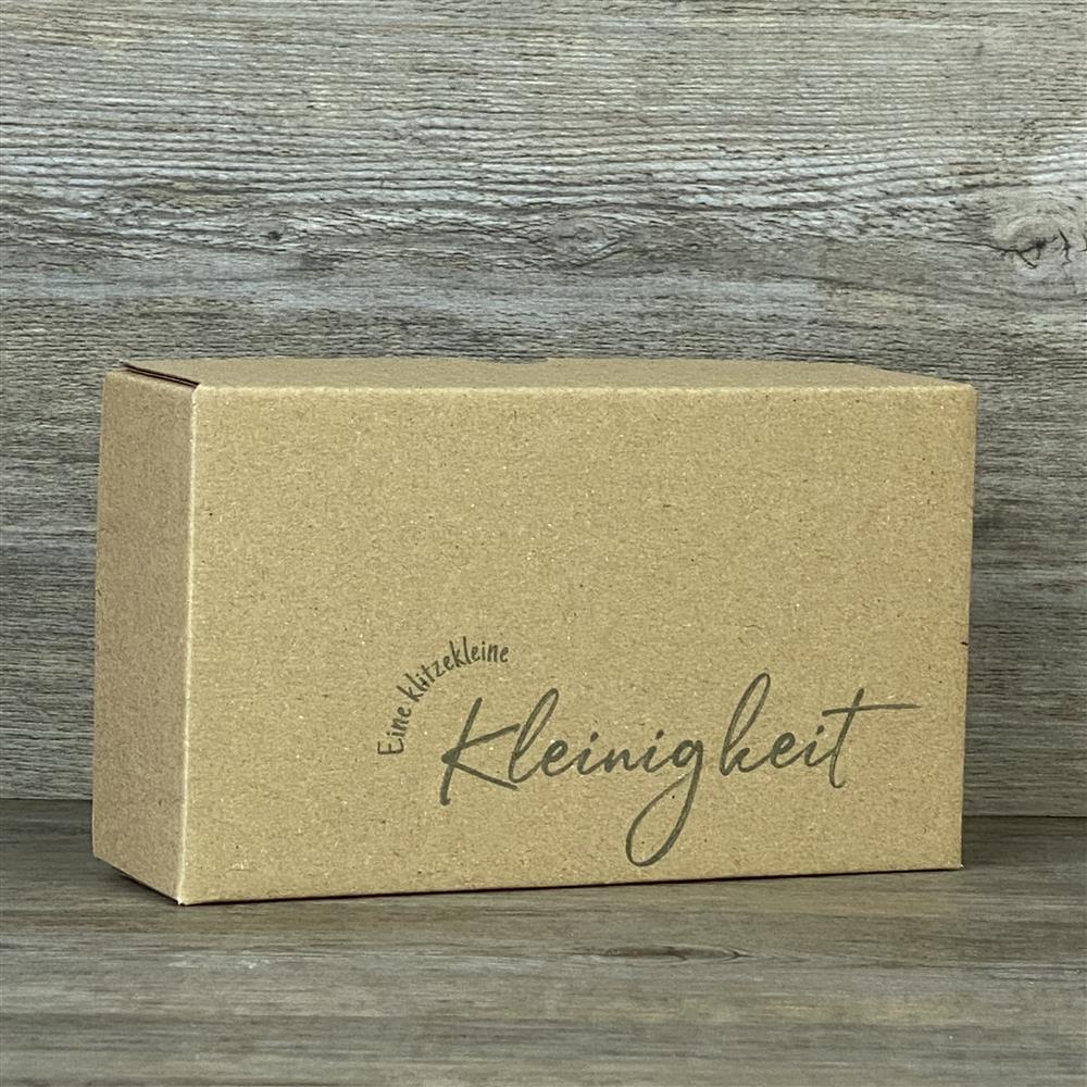 Wunderschöner Geschenkkarton aus hochwertigem Kraftkarton mit Aufdruck „Eine klitzekleine Kleinigkeit“. 5 Stück. Größe: 16 x 9 x 5 cm. Ideal zum Verpacken kleiner Geschenke und liebevoller Aufmerksamkeiten.