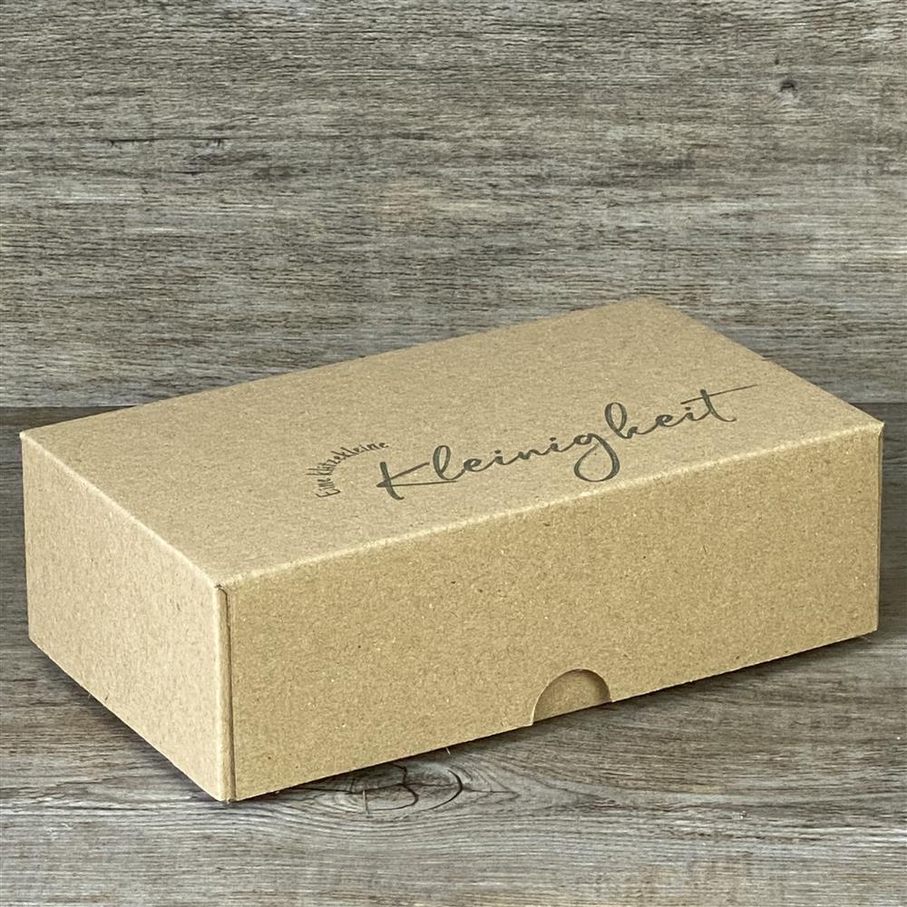 Wunderschöner Geschenkkarton aus hochwertigem Kraftkarton mit Aufdruck „Eine klitzekleine Kleinigkeit“. 5 Stück. Größe: 16 x 9 x 5 cm. Ideal zum Verpacken kleiner Geschenke und liebevoller Aufmerksamkeiten.