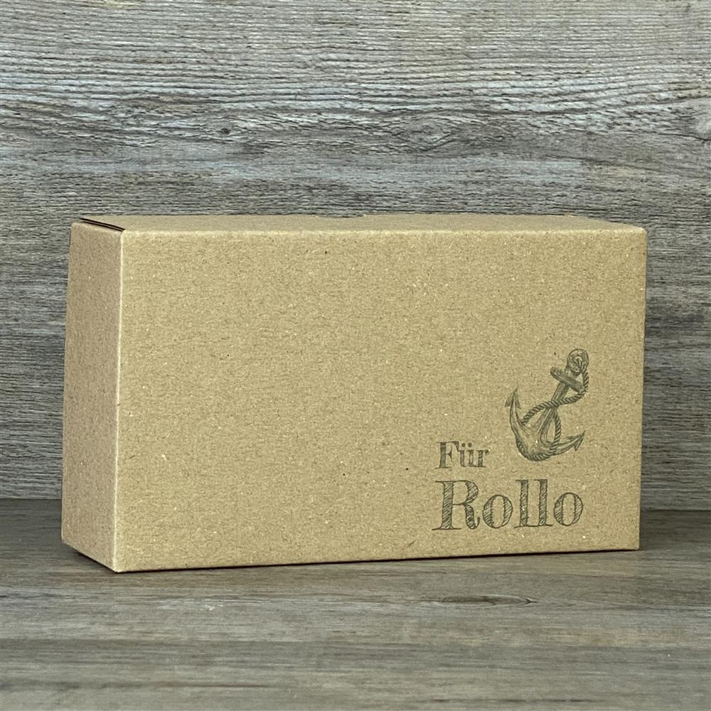 Wunderschöner Geschenkkarton aus hochwertigem Kraftkarton mit Aufdruck „Anker“ und personalisiertem Wunschname. Größe: 16 x 9 x 5 cm. Perfekt für kleine Geschenke und persönliche Überraschungen.