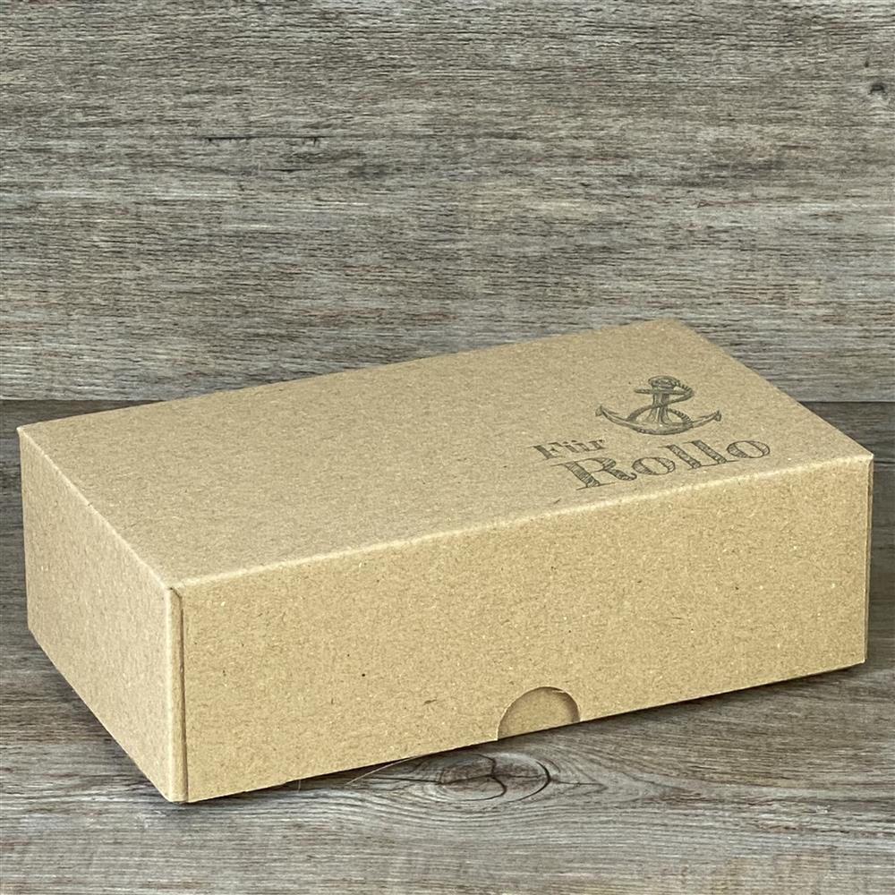 Wunderschöner Geschenkkarton aus hochwertigem Kraftkarton mit Aufdruck „Anker“ und personalisiertem Wunschname. Größe: 16 x 9 x 5 cm. Perfekt für kleine Geschenke und persönliche Überraschungen.