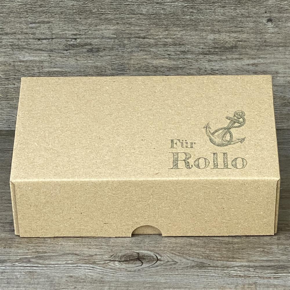 Personalisierter Geschenkkarton aus stabilem Kraftkarton, 16 x 9 x 5 cm, mit maritimem Anker-Motiv und Wunschnamen bedruckt. Ideal für Geschenke zu Geburt, Taufe, Hochzeit oder als individuelle Mitbringsel.