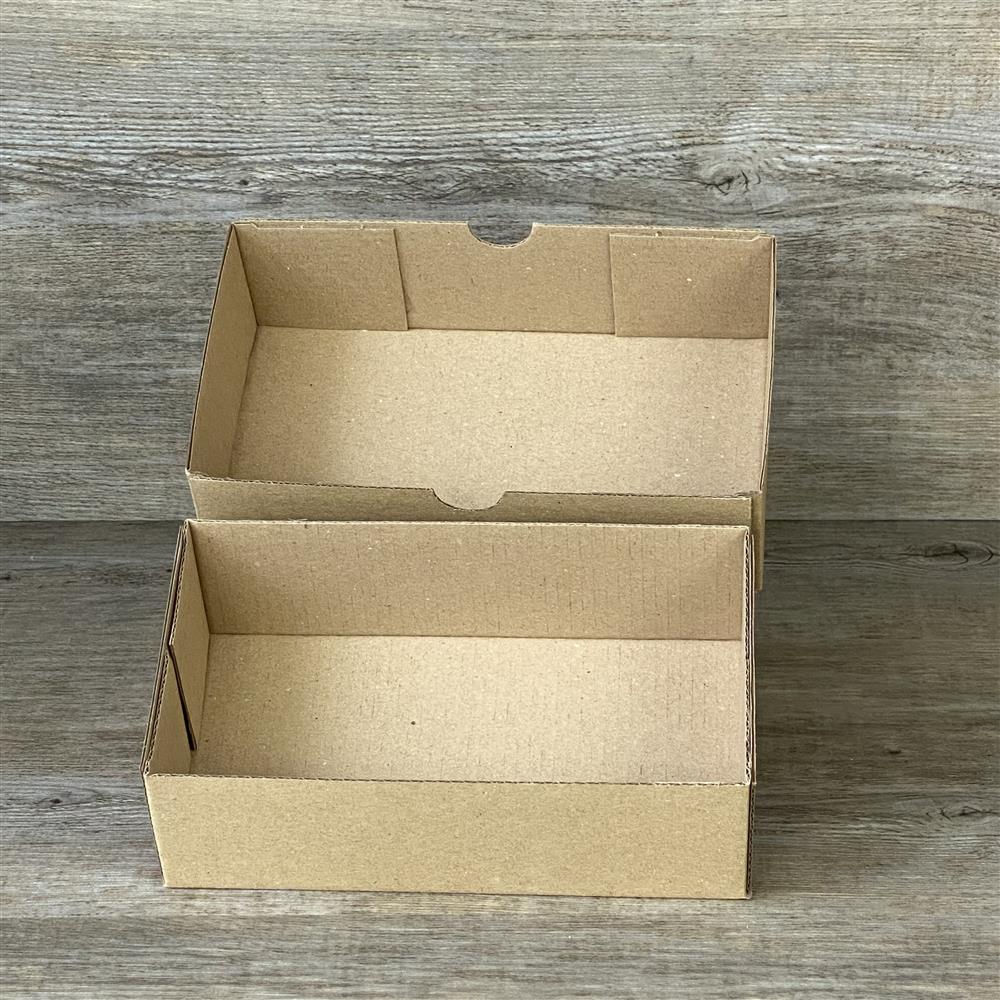 Personalisierter Geschenkkarton aus stabilem Kraftkarton, 16 x 9 x 5 cm, mit maritimem Anker-Motiv und Wunschnamen bedruckt. Ideal für Geschenke zu Geburt, Taufe, Hochzeit oder als individuelle Mitbringsel.
