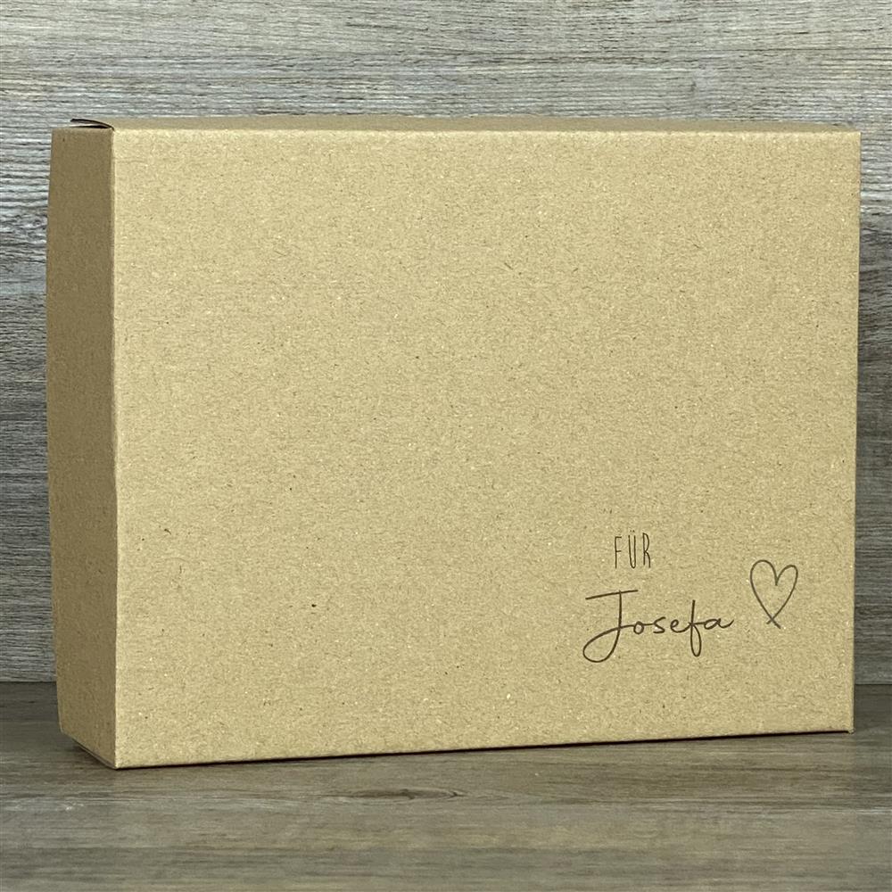 Wunderschöner Geschenkkarton aus hochwertigem Kraftkarton mit Aufdruck „Herz“ und personalisiertem Wunschname. Größe: 19 x 15 x 5 cm. Perfekt für kleine Geschenke und persönliche Überraschungen.