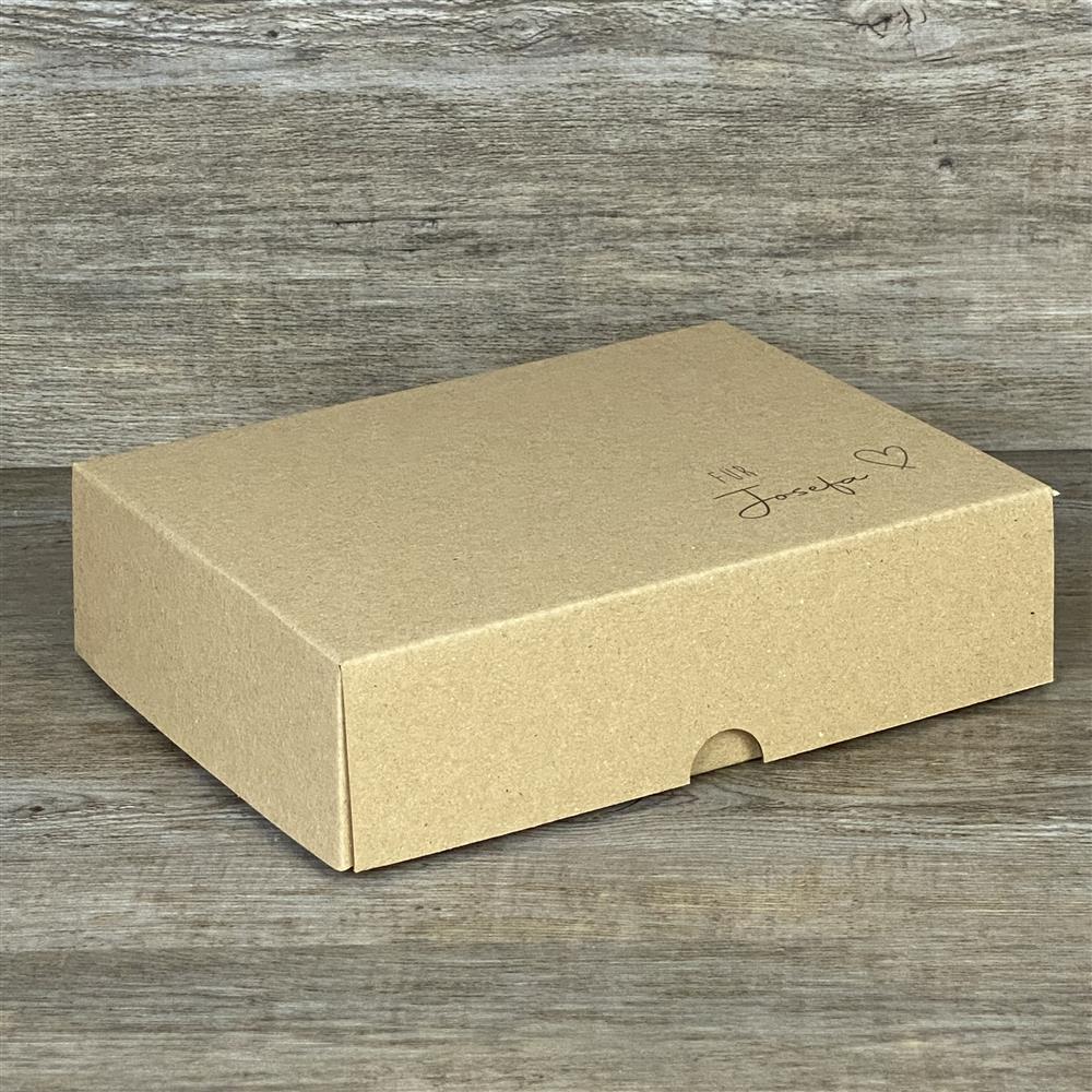 Wunderschöner Geschenkkarton aus hochwertigem Kraftkarton mit Aufdruck „Herz“ und personalisiertem Wunschname. Größe: 19 x 15 x 5 cm. Perfekt für kleine Geschenke und persönliche Überraschungen.