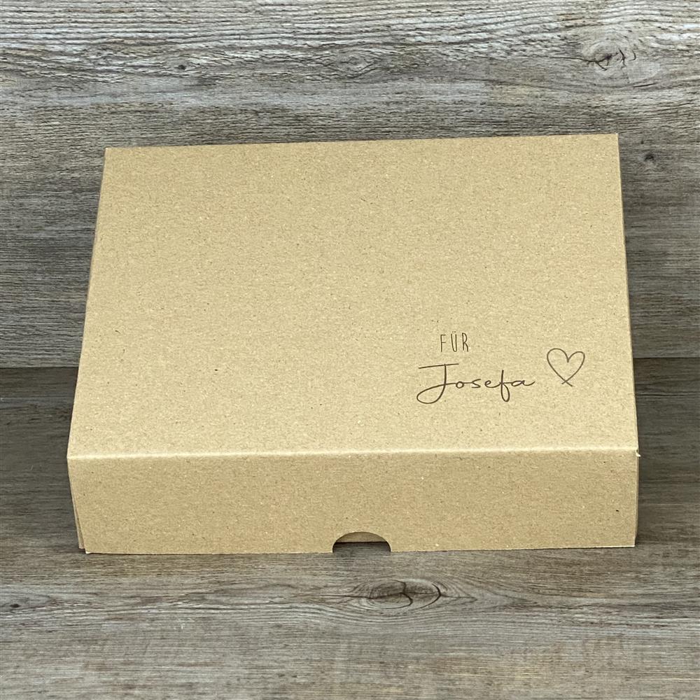 Personalisierter Geschenkkarton aus stabilem Kraftkarton, 19 x 15 x 5 cm, mit Herz-Motiv und Wunschnamen bedruckt. Ideal für Geschenke zu Geburt, Taufe, Valentinstag oder als besondere Aufmerksamkeit.