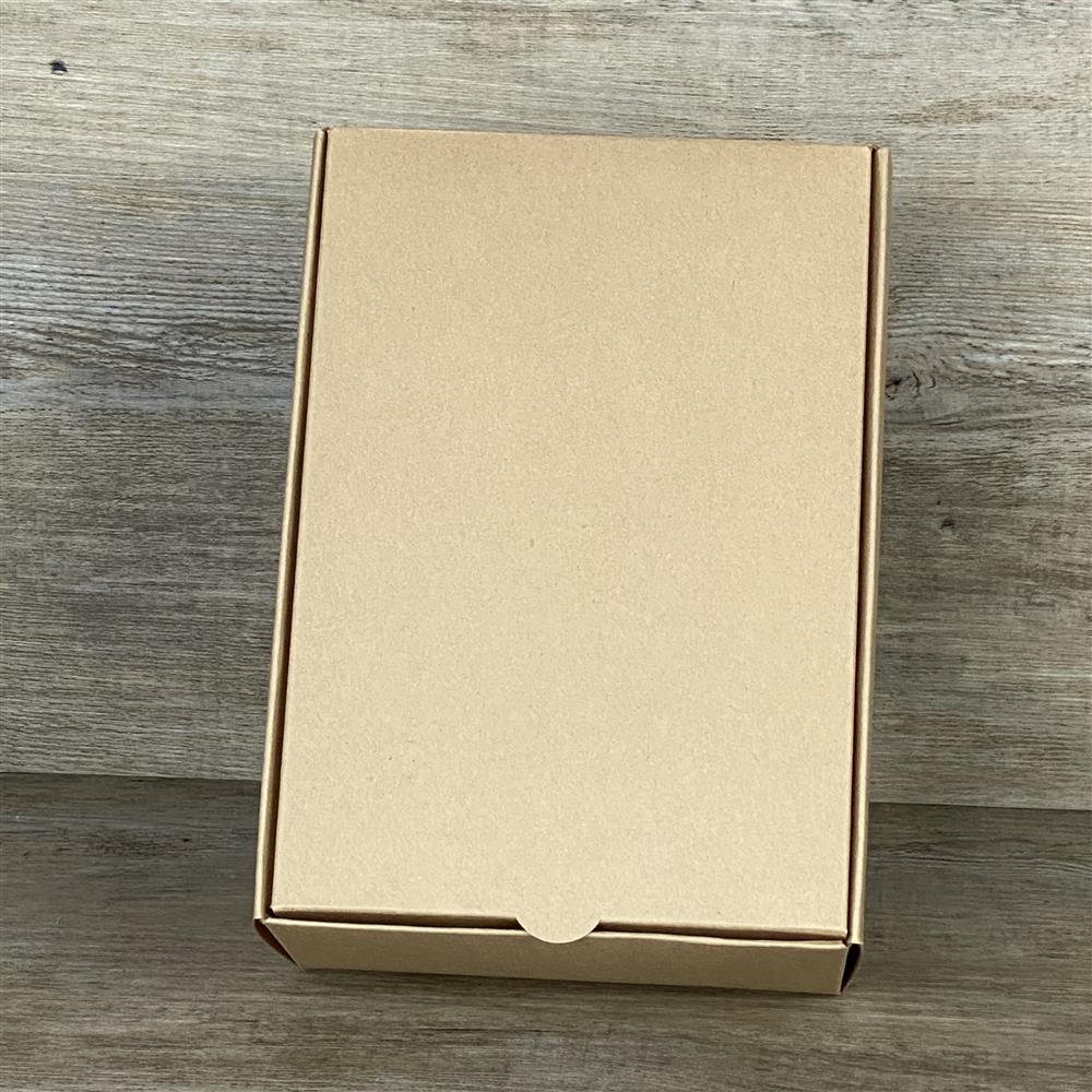 Wunderschöner Geschenkkarton aus hochwertigem Kraftkarton. 5 Stück. Größe: 20 x 14,5 x 8 cm. Ideal für kleine Präsente, persönliche Geschenke oder Überraschungen.