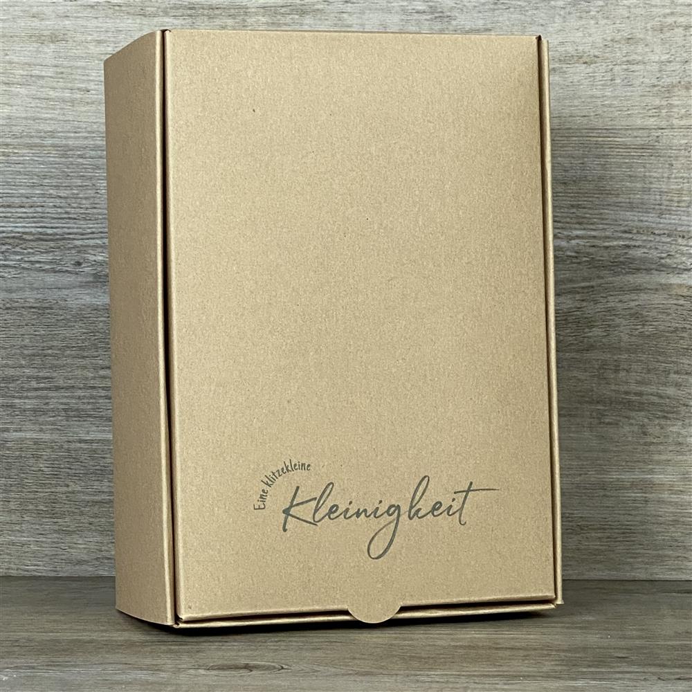 Wunderschöner Geschenkkarton aus hochwertigem Kraftkarton. 5 Stück. Größe: 20 x 14,5 x 8 cm. Aufdruck: Eine klitzekleine Kleinigkeit. Perfekt zum stilvollen Verpacken kleiner Präsente.