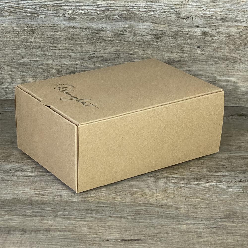 Wunderschöner Geschenkkarton aus hochwertigem Kraftkarton. 5 Stück. Größe: 20 x 14,5 x 8 cm. Aufdruck: Eine klitzekleine Kleinigkeit. Perfekt zum stilvollen Verpacken kleiner Präsente.