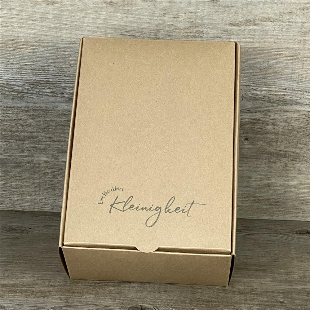 5er-Set Kraftkartons, 20 x 14,5 x 8 cm, mit Aufdruck „Eine klitzekleine Kleinigkeit“. Ideal für Geburtstagsgeschenke, Mitbringsel oder kleine Überraschungen liebevoll verpackt.