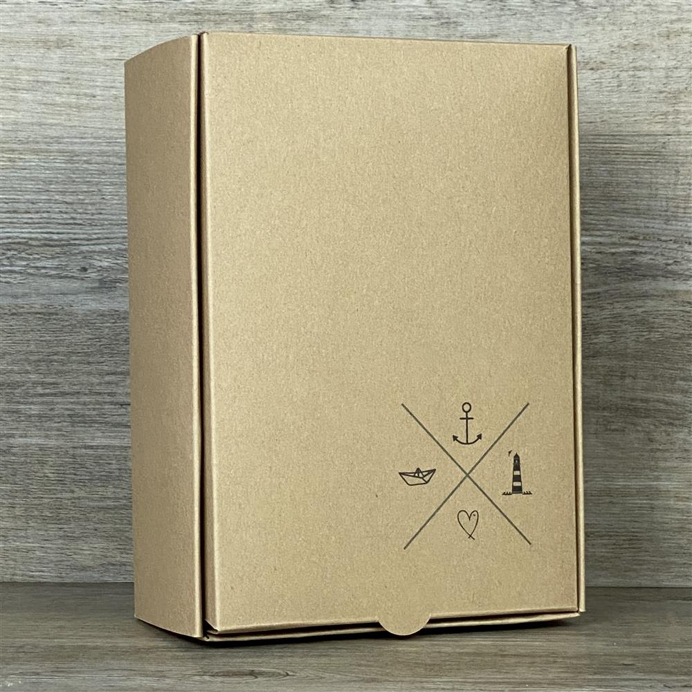 Wunderschöner Geschenkkarton aus hochwertigem Kraftkarton. 5 Stück. Größe: 20 x 14,5 x 8 cm. Aufdruck: Navigationskreuz. Ideal zum stilvollen Verpacken von Geschenken für jeden Anlass.