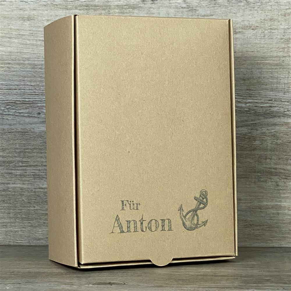 Wunderschöner Geschenkkarton aus hochwertigem Kraftkarton. Größe: 20 x 14,5 x 8 cm. Aufdruck: Wunschname und Anker. Ideal zum persönlichen Verpacken von Geschenken für jeden Anlass.