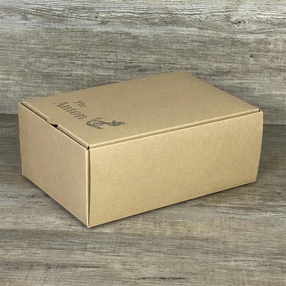 Wunderschöner Geschenkkarton aus hochwertigem Kraftkarton. Größe: 20 x 14,5 x 8 cm. Aufdruck: Wunschname und Anker. Ideal zum persönlichen Verpacken von Geschenken für jeden Anlass.