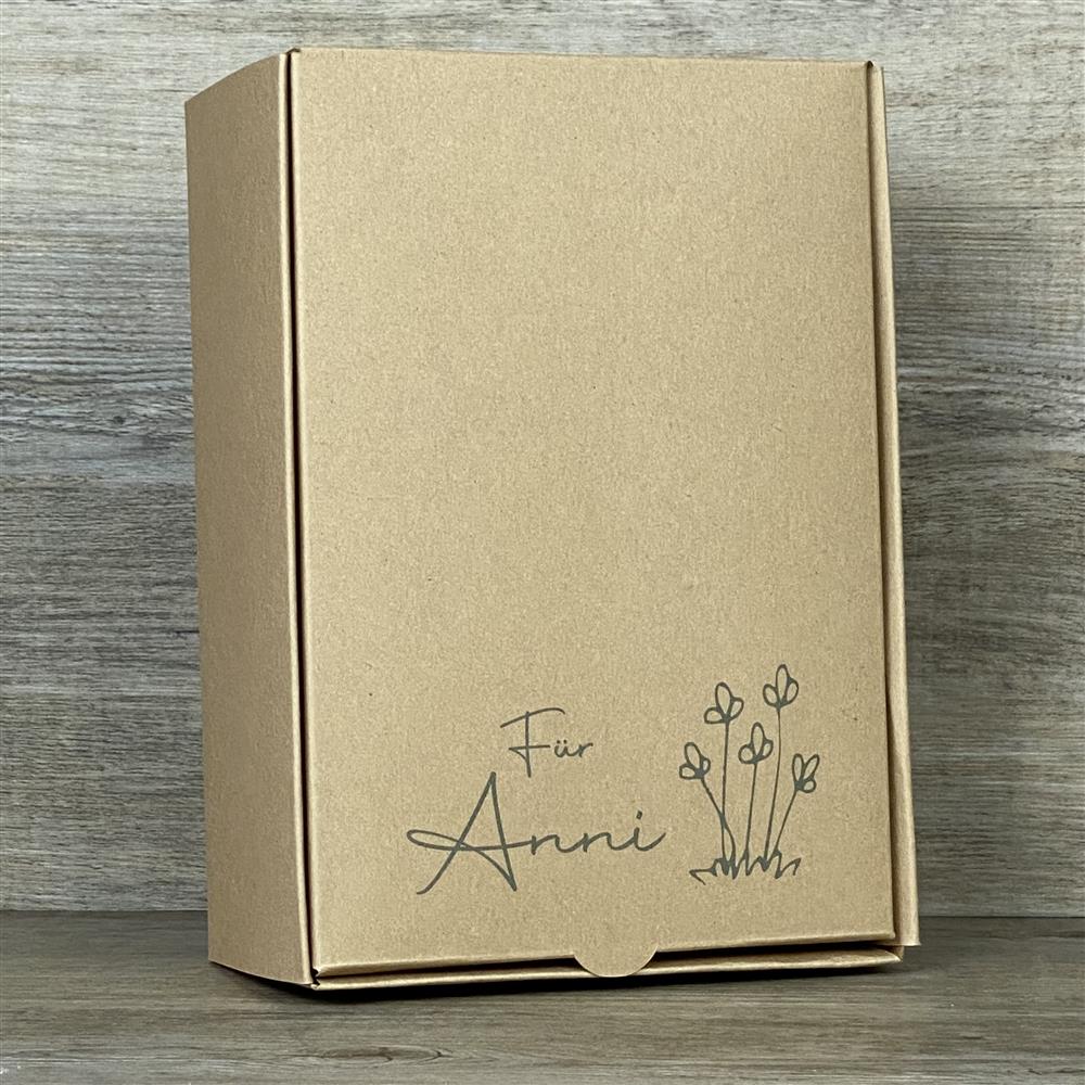 Wunderschöner Geschenkkarton aus hochwertigem Kraftkarton. Größe: 20 x 14,5 x 8 cm. Aufdruck: Wunschname und Blumen. Ideal zum persönlichen Verpacken von Geschenken für jeden Anlass.