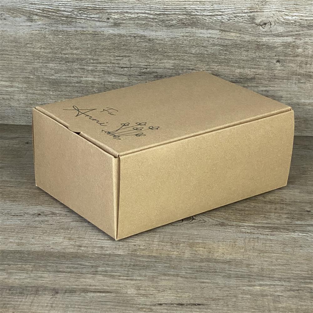 Wunderschöner Geschenkkarton aus hochwertigem Kraftkarton. Größe: 20 x 14,5 x 8 cm. Aufdruck: Wunschname und Blumen. Ideal zum persönlichen Verpacken von Geschenken für jeden Anlass.