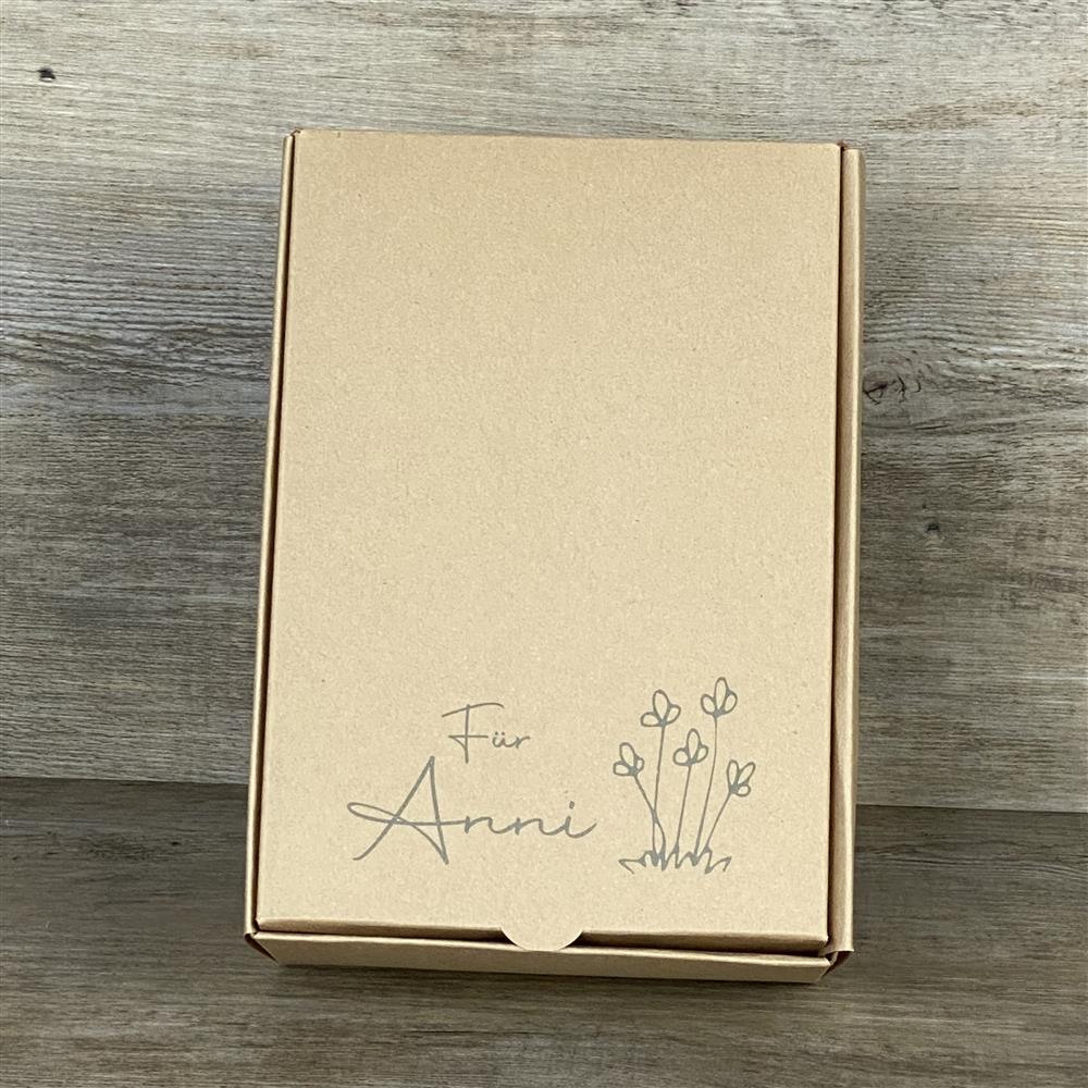 Hochwertiger Kraftkarton-Geschenkkarton, 20 x 14,5 x 8 cm, personalisierbar mit deinem Wunschnamen und einem dekorativen Blumenmotiv. Perfekt für individuelle Geschenkideen und stilvolle Präsentationen.
