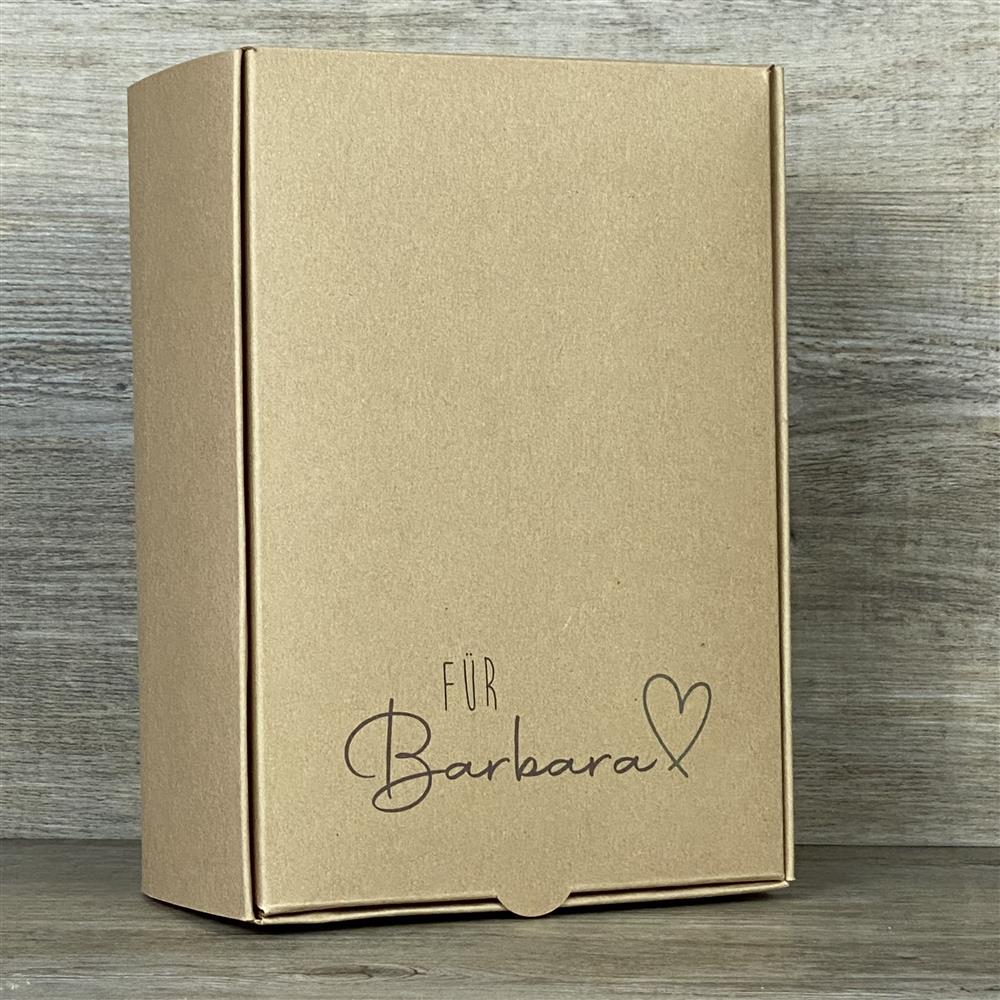 Wunderschöner Geschenkkarton aus hochwertigem Kraftkarton. Größe: 20 x 14,5 x 8 cm. Aufdruck: Wunschname und Herz. Ideal zum persönlichen Verpacken von Geschenken für jeden besonderen Anlass.