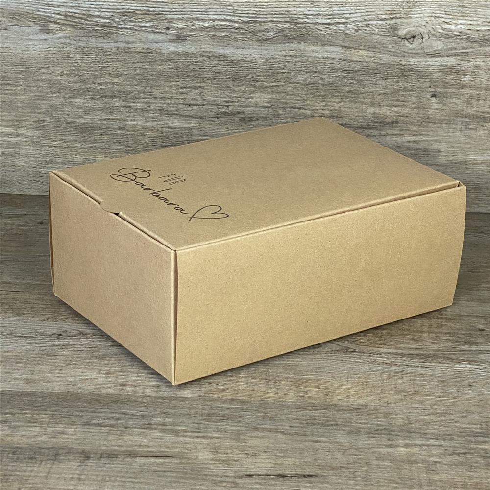 Wunderschöner Geschenkkarton aus hochwertigem Kraftkarton. Größe: 20 x 14,5 x 8 cm. Aufdruck: Wunschname und Herz. Ideal zum persönlichen Verpacken von Geschenken für jeden besonderen Anlass.