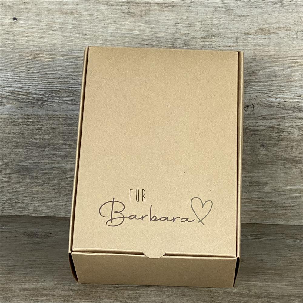 Hochwertiger Kraftkarton-Geschenkkarton, 20 x 14,5 x 8 cm, personalisierbar mit deinem Wunschnamen und einem liebevollen Herzmotiv. Perfekt für individuelle Geschenkideen und stilvolle Präsentationen.