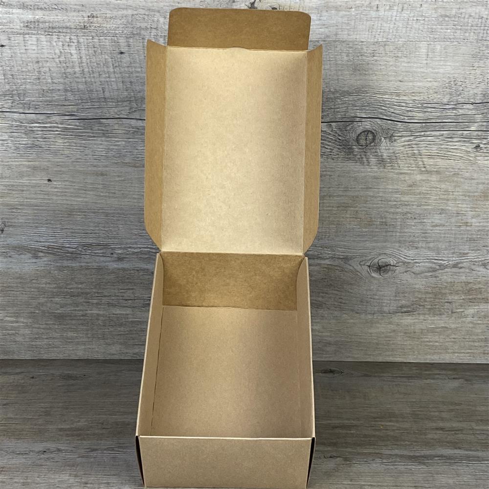 Hochwertiger Kraftkarton-Geschenkkarton, 20 x 14,5 x 8 cm, personalisierbar mit deinem Wunschnamen und einem liebevollen Herzmotiv. Perfekt für individuelle Geschenkideen und stilvolle Präsentationen.