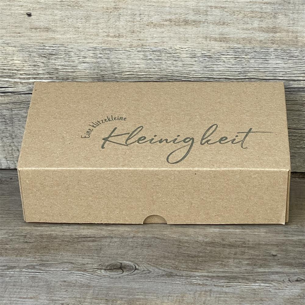 Wunderschöner Geschenkkarton aus hochwertigem Kraftkarton. 5 Stück. Größe: 21 x 11 x 6 cm. Aufdruck: Eine klitzekleine Kleinigkeit. Perfekt, um kleine Aufmerksamkeiten stilvoll zu verpacken.