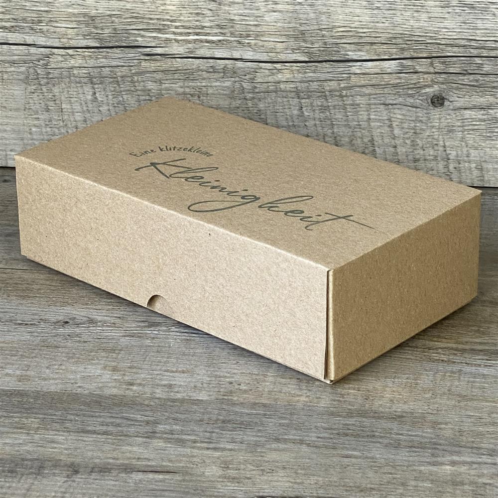 Wunderschöner Geschenkkarton aus hochwertigem Kraftkarton. 5 Stück. Größe: 21 x 11 x 6 cm. Aufdruck: Eine klitzekleine Kleinigkeit. Perfekt, um kleine Aufmerksamkeiten stilvoll zu verpacken.