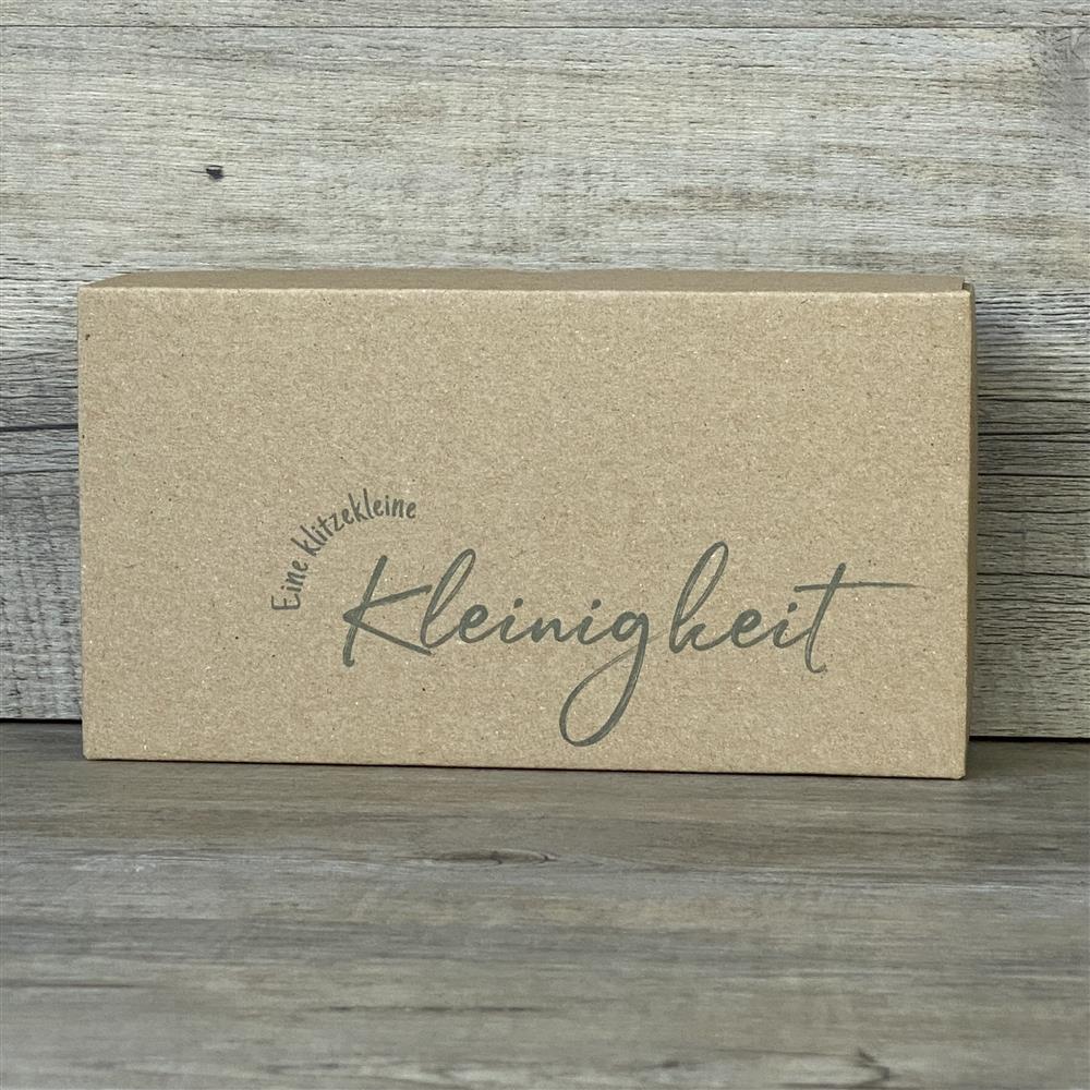 Wunderschöner Geschenkkarton aus hochwertigem Kraftkarton. 5 Stück. Größe: 21 x 11 x 6 cm. Aufdruck: Eine klitzekleine Kleinigkeit. Perfekt, um kleine Aufmerksamkeiten stilvoll zu verpacken.