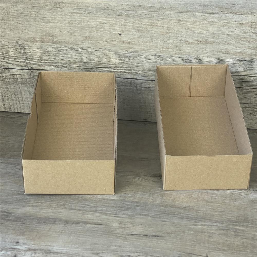 Robuster Geschenkkarton aus Kraftkarton, 5 Stück, 21 x 11 x 6 cm. Aufdruck: Eine klitzekleine Kleinigkeit. Kreative Verpackung für kleine Präsente, Give-aways oder süße Aufmerksamkeiten.