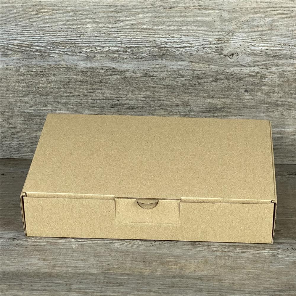 Wunderschöner Geschenkkarton aus hochwertigem Kraftkarton. 5 Stück, Größe: 23,5 x 16 x 5 cm. Perfekt für stilvolle Geschenkverpackungen.