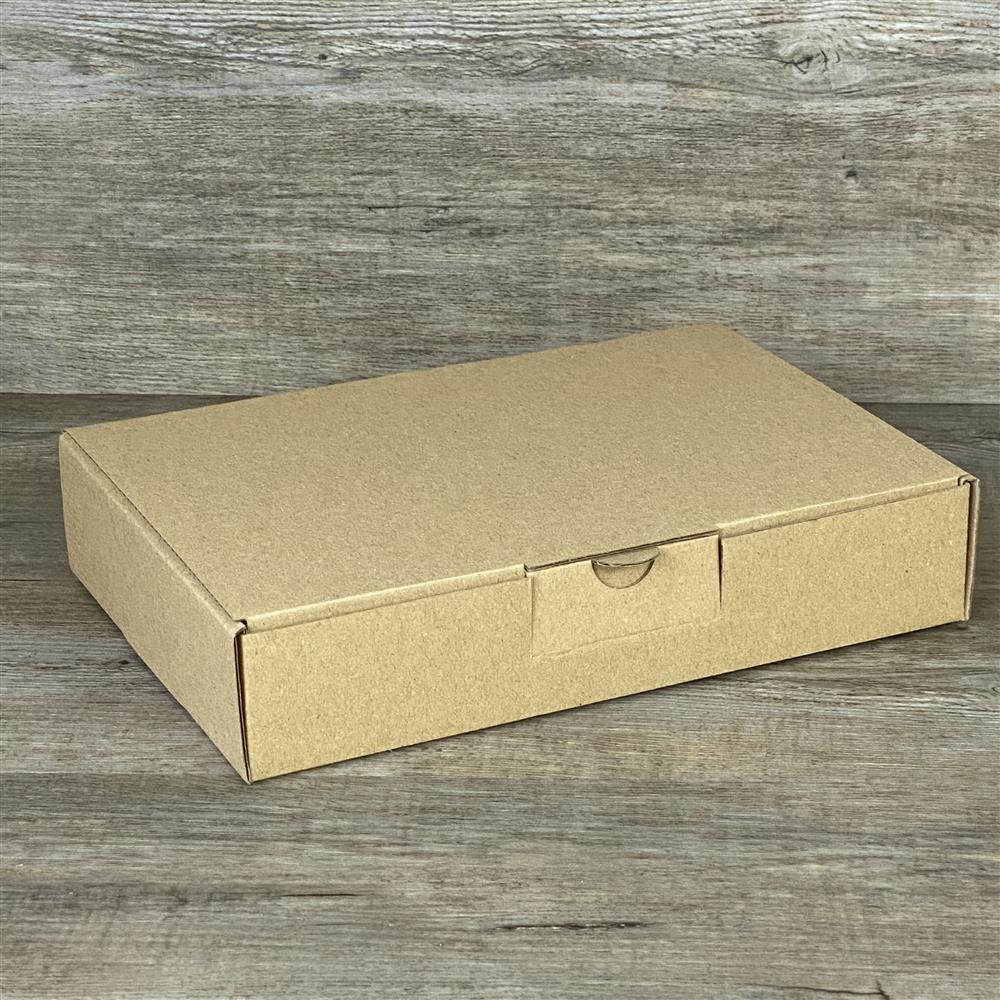 Set aus 5 robusten Kraftkarton-Geschenkkartons, Größe 23,5 x 16 x 5 cm. Ideal für Geburtstage, Hochzeiten oder kreative Geschenkideen.