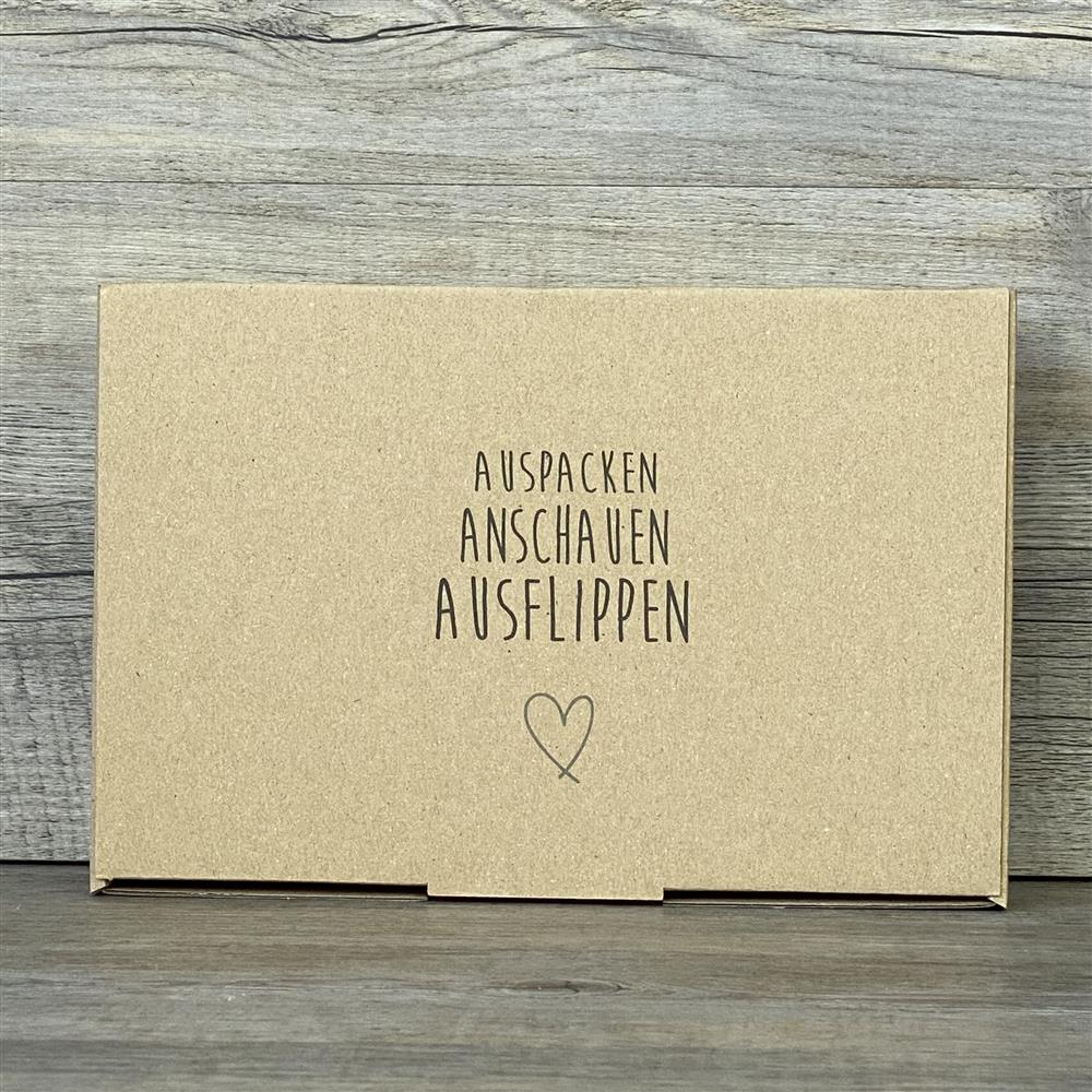 Wunderschöner Geschenkkarton aus hochwertigem Kraftkarton. 5 Stück, Größe: 23,5 x 16 x 5 cm. Aufdruck: Auspacken, Anschauen, Ausflippen – für stilvolle und freudige Geschenkmomente.
