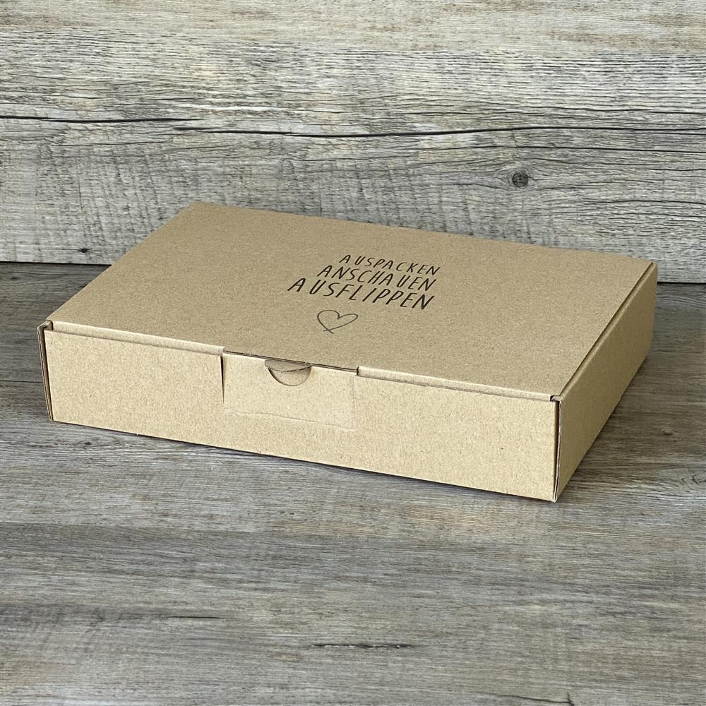 Wunderschöner Geschenkkarton aus hochwertigem Kraftkarton. 5 Stück, Größe: 23,5 x 16 x 5 cm. Aufdruck: Auspacken, Anschauen, Ausflippen – für stilvolle und freudige Geschenkmomente.