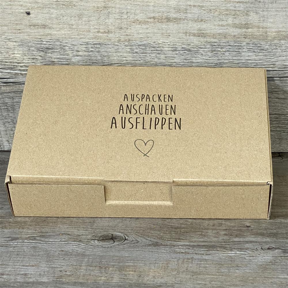 Set aus 5 robusten Kraftkarton-Geschenkkartons, 23,5 x 16 x 5 cm. Mit fröhlichem Aufdruck „Auspacken, Anschauen, Ausflippen“ – ideal für Geburtstage oder besondere Überraschungen.