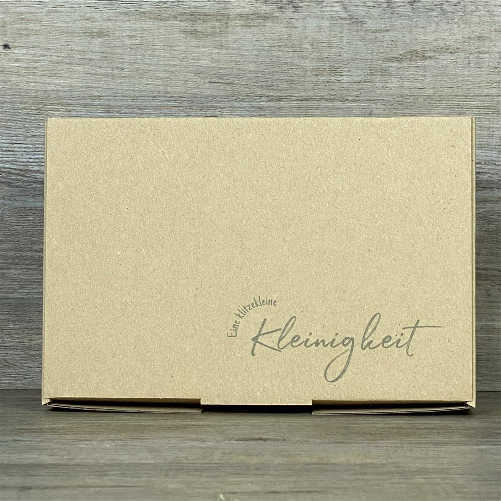 Wunderschöner Geschenkkarton aus hochwertigem Kraftkarton. 5 Stück, Größe: 23,5 x 16 x 5 cm. Aufdruck: Eine klitzekleine Kleinigkeit – ideal für kleine Aufmerksamkeiten und liebevolle Geschenke.