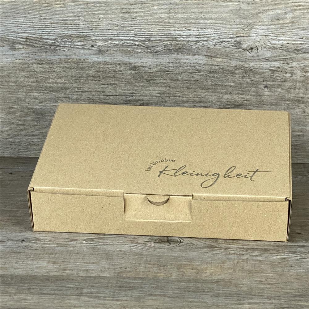 Wunderschöner Geschenkkarton aus hochwertigem Kraftkarton. 5 Stück, Größe: 23,5 x 16 x 5 cm. Aufdruck: Eine klitzekleine Kleinigkeit – ideal für kleine Aufmerksamkeiten und liebevolle Geschenke.
