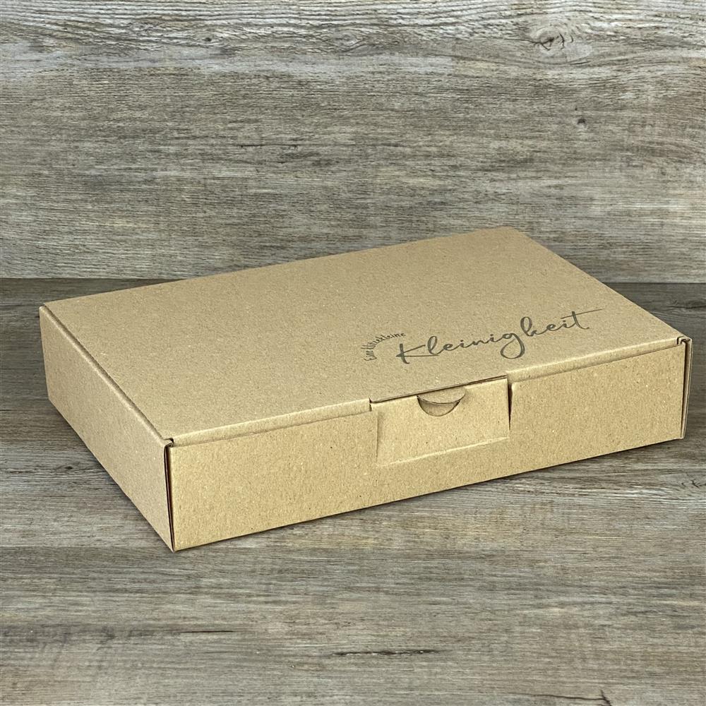Set aus 5 stabilen Kraftkarton-Geschenkkartons, 23,5 x 16 x 5 cm. Mit dem süßen Aufdruck „Eine klitzekleine Kleinigkeit“ – perfekt für kleine Präsente oder persönliche Botschaften.
