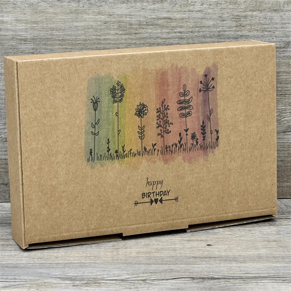 Wunderschöner Geschenkkarton aus hochwertigem Kraftkarton. 5 Stück, Größe: 23,5 x 16 x 5 cm. Aufdruck: „Happy Birthday“ – perfekt für Geburtstagsgeschenke und liebevolle Überraschungen.