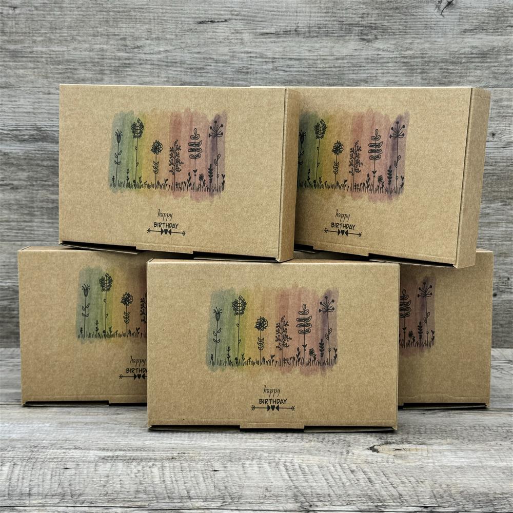 Set aus 5 stabilen Kraftkarton-Geschenkkartons, Maße: 23,5 x 16 x 5 cm. Mit dem fröhlichen Aufdruck „Happy Birthday“ – ideal für Geburtstags-Mitbringsel und kreative Geschenkideen.