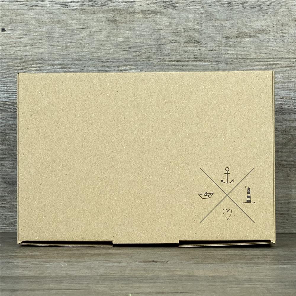 Wunderschöner Geschenkkarton aus hochwertigem Kraftkarton. 5 Stück, Größe: 23,5 x 16 x 5 cm. Aufdruck: „Navigationskreuz“ – ideal für liebevolle Geschenke und maritime Anlässe.