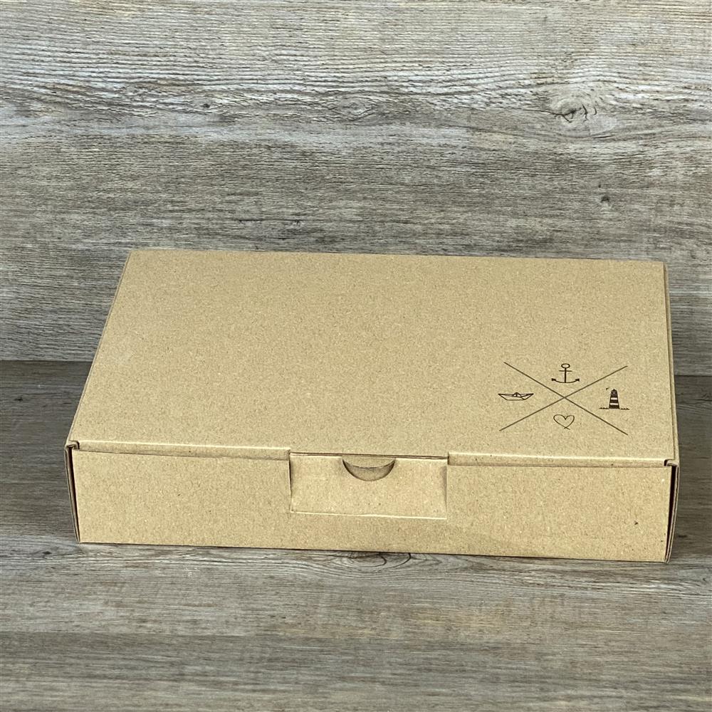 Wunderschöner Geschenkkarton aus hochwertigem Kraftkarton. 5 Stück, Größe: 23,5 x 16 x 5 cm. Aufdruck: „Navigationskreuz“ – ideal für liebevolle Geschenke und maritime Anlässe.